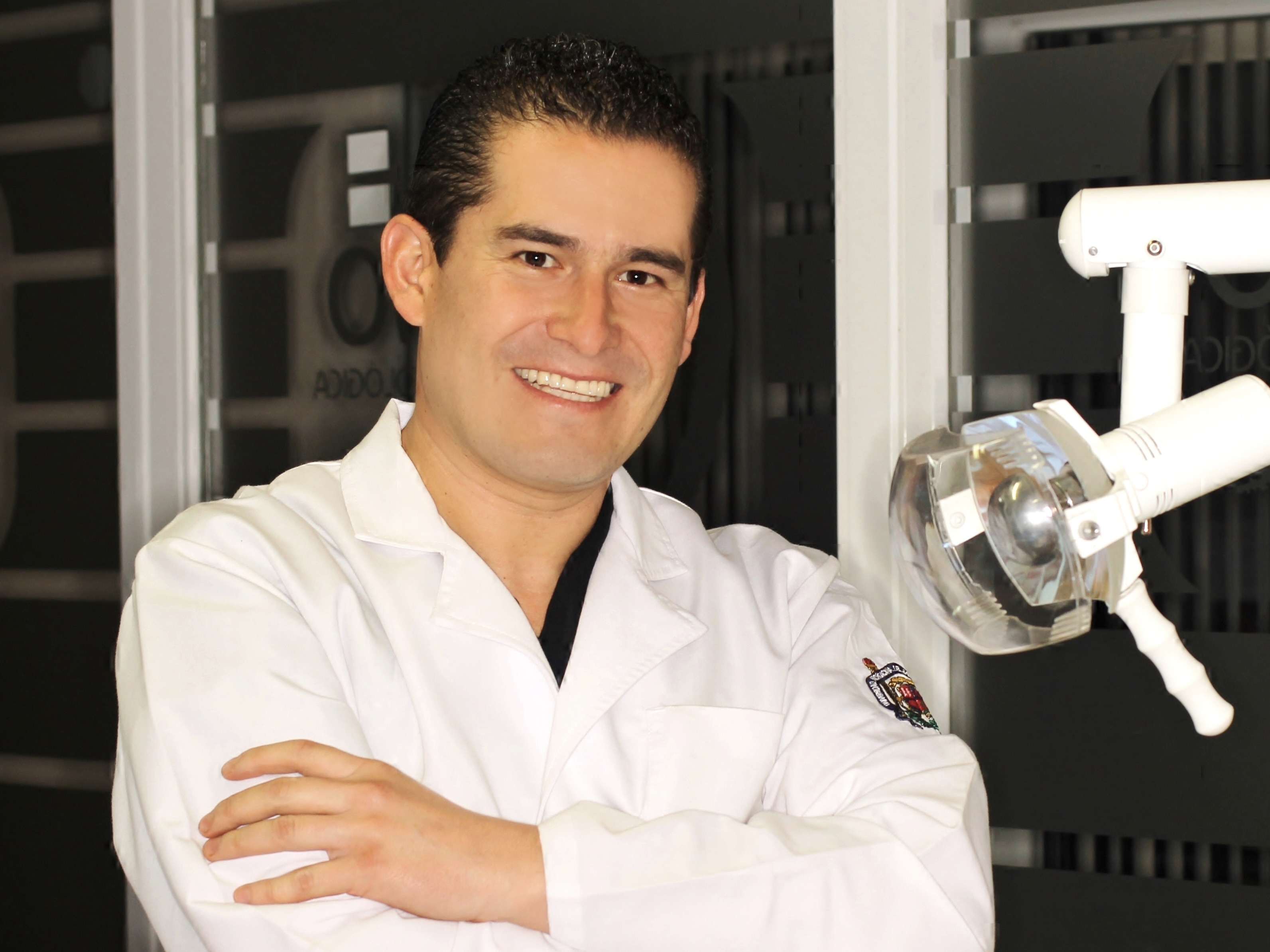 Dr. Omar Ramirez H. en su consultorio